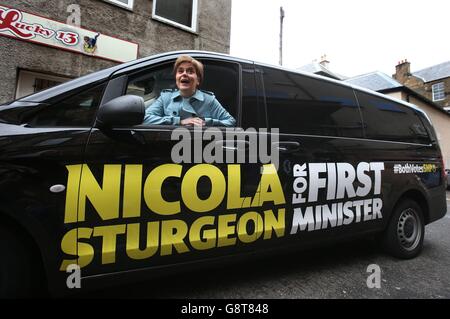 Die Vorsitzende der schottischen Nationalpartei Nicola Sturgeon in ihrem Wahlkampffahrzeug in Falkirk, wo sie eine Apotheke besuchte, um das Engagement ihrer Partei für kostenlose Rezepte in Schottland hervorzuheben und die Richtlinien am Tag der Verschreibungsgebühren steigen in England auf &pound;8.40. Stockfoto