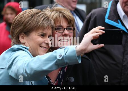 Die Vorsitzende der Scottish National Party, Nicola Sturgeon, trifft Einheimische in Falkirk, wo sie eine Apotheke besuchte, um das Engagement ihrer Partei für kostenlose Rezepte in Schottland zu unterstreichen und die Richtlinien am Tag der Verschreibungsgebühren steigen in England auf &pound;8.40. Stockfoto