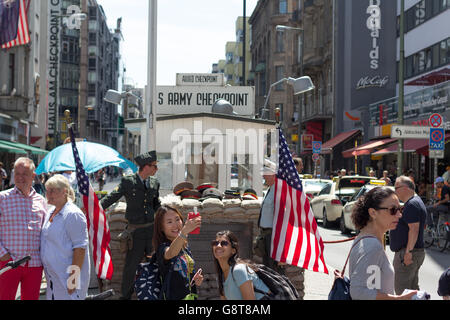 Ehemaligen Grenzübergang "Checkpoint Charlie" in Berlin. Eine ehemalige Grenze zwischen Ost- und West-Berlin Stockfoto