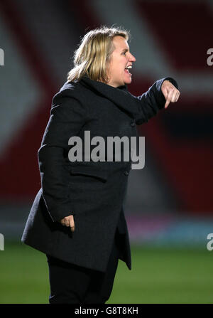 Doncaster Rovers Belles and Chelsea Ladies - FA Super League für Damen - Keepmoat Stadium. Chelsea-Managerin Emma Hayes Stockfoto