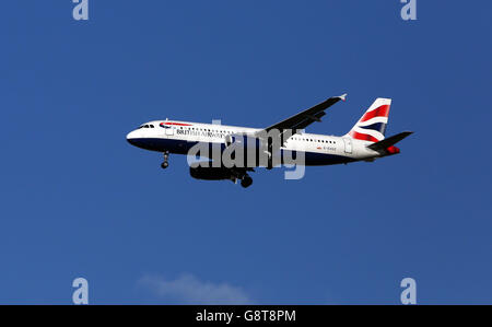 Flugzeug Stock - Flughafen Heathrow. Ein Airbus A320-232 von British Airways mit der Registrierung G-EUUZ landet in Heathrow Stockfoto