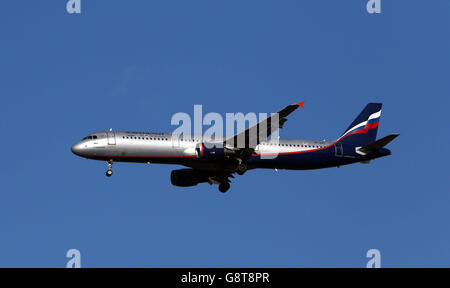 Flugzeug Stock - Flughafen Heathrow. Ein Aeroflot - Russian Airlines Airbus A321-211 mit der Registrierung VP-BWO landet in Heathrow Stockfoto