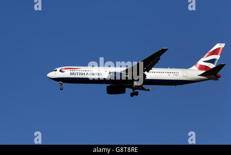 Eine Boeing 767-336(er) von British Airways mit der Registrierung G-BNWY Landet in Heathrow Stockfoto