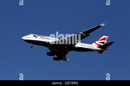 Eine Boeing 747-436 von British Airways mit der Registrierung G-BYGB Landet in Heathrow Stockfoto