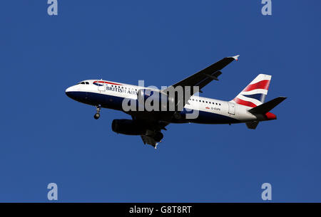 Flugzeug Stock - Flughafen Heathrow. Ein Airbus A319-131 von British Airways mit der Registrierung G-EUPK landet in Heathrow Stockfoto