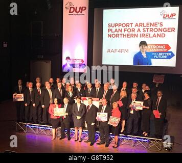 Arlene Foster, Vorsitzende der demokratischen Unionistischen Partei (vorne Mitte links) und Nigel Dodds, Abgeordneter aus Nord-Belfast (vorne Mitte rechts), mit DUP-Kandidaten, die bei den Wahlen im Mai kandidieren, nachdem sie ihr erstes Wahlmanifest im Spectrum Center, Belfast, gestartet hatten. Stockfoto