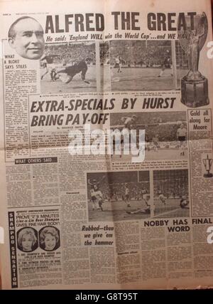 Fußball-Weltmeisterschaft - die Menschen - 31. Juli 1966. Die Rückseite des Volkes feiert den Sieg des englischen WM-Finales Stockfoto