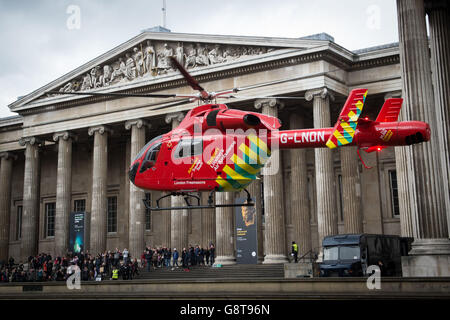 Der Londoner Air Ambulance hebt nach einem Zwischenfall vom Vorplatz des British Museum im Zentrum Londons ab. Stockfoto