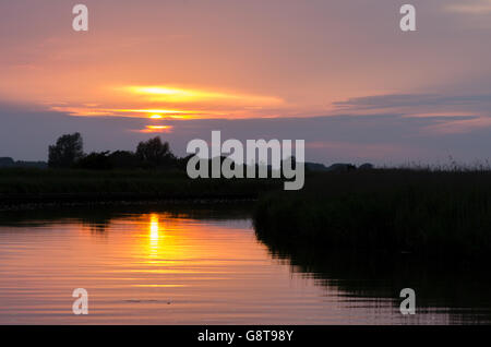 Sonnenuntergang über dem Fluss Bure aus Stracey Arme in der Nähe von Acle. Norfolk Broads. VEREINIGTES KÖNIGREICH. Juni. Stockfoto