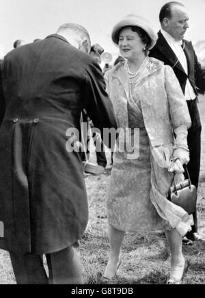 Königin Elizabeth die Königin Mutter, als sie in Epsom für das Derby-Treffen 1962 ankam. Stockfoto