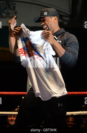 Anthony Joshua und Charles Martin Public Workout - York Hall Stockfoto