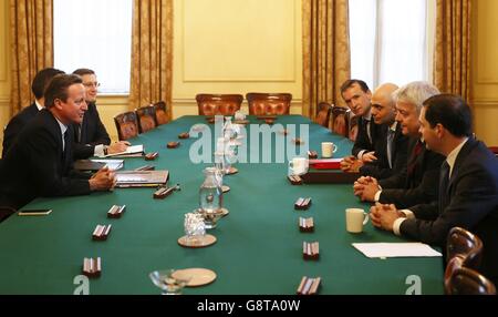 Premierminister David Cameron (links) leitet in London in der Downing Street Nr. 10 ein Treffen mit dem Finanzminister George Osborne (rechts), dem ersten Minister von Wales Carwyn Jones (zweite rechts), dem Wirtschaftsminister Sajid Javid (dritte rechts) und dem walisischen Sekretär Alun Cairns (vierte rechts), um über die Stahlkrise zu diskutieren. Stockfoto