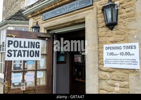 Abgebildet ist ein Wahllokal-Schild am Eingang zu einem EU-Referendum-Wahllokal befindet sich in einem örtlichen Pub. Stockfoto