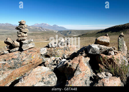 "Apachetas" (Cairn-ähnlichen Stein Angebote) und Chachani Vulkan (19.872 ft.) im Hintergrund, Los Volcanes übersehen, Arequipa, Peru Stockfoto
