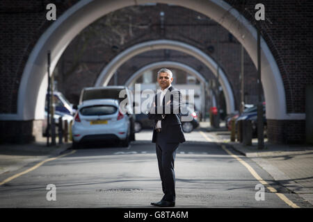 Sadiq Khan, Labours Kandidat für den Bürgermeister von London, außerhalb des Henry Prince Estate in der Nähe von Wandsworth in London, wo er aufwuchs, nachdem er eine Rede hielt, in der er seine Pläne für erschwingliche Wohnungen in der Hauptstadt darlegte. Stockfoto