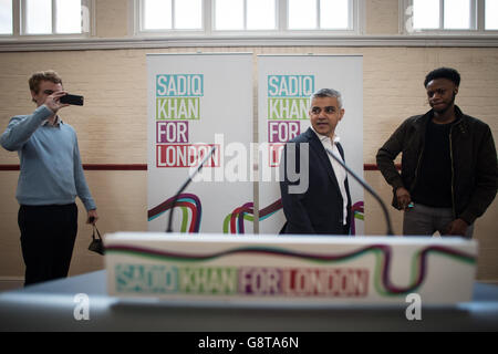 Sadiq Khan, Labours Kandidat für den Bürgermeister von London, trifft Rebekah Norton in ihrem Haus auf dem Henry Prince Estate in der Nähe von Wandsworth in London, nachdem er eine Rede gehalten hatte, in der er seine Pläne für bezahlbaren Wohnraum in der Hauptstadt darlegte. Stockfoto