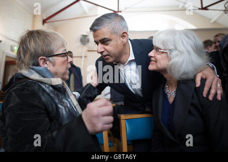 Sadiq Khan, Labours Kandidat für den Bürgermeister von London, trifft sich mit Mitgliedern der Öffentlichkeit, während er eine Rede hält, in der er seine Pläne für bezahlbaren Wohnraum in der Hauptstadt im Anchor Community Center im Südwesten Londons darlegt. Stockfoto