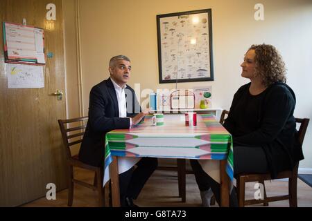 Sadiq Khan, Labours Kandidat für den Bürgermeister von London, trifft Rebekah Norton in ihrem Haus auf dem Henry Prince Estate in der Nähe von Wandsworth in London, nachdem er eine Rede gehalten hatte, in der er seine Pläne für bezahlbaren Wohnraum in der Hauptstadt darlegte. Stockfoto