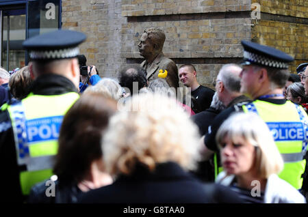 Eine Statue des Eisenbahningenieurs Sir Nigel Gresley wird am 75. Jahrestag seines Todes am Bahnhof King's Cross in London enthüllt. Stockfoto