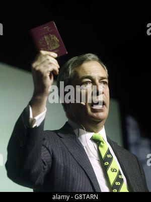 UKIP-Führer Nigel Farage hält einen britischen Pass in der Hand, während er seine Rede in den Hunter Halls der Universität Glasgow während der Kundgebung an der Basis hält. Stockfoto