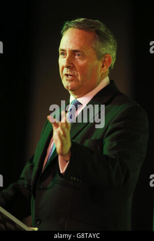 Der ehemalige Verteidigungsminister Dr. Liam Fox hält seine Rede in den Hunter Halls der Universität Glasgow während der Kundgebung an der Basis. Stockfoto