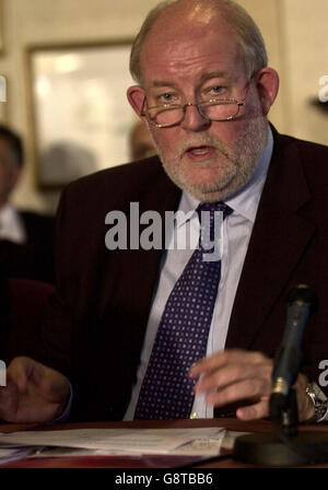 Innenminister Charles Clarke spricht am Donnerstag, den 22. September, bei einer Pressekonferenz in London nach Gesprächen mit Führern muslimischer Gemeinschaften in ganz Großbritannien. Herr Clarke begrüßte Vorschläge zur Bekämpfung der Integration und der Ursachen des Extremismus. Siehe PA Geschichte POLITIK Muslim. DRÜCKEN SIE VERBANDSFOTO. Bildnachweis sollte lauten: Ian Nicholson/PA WPA Pool Stockfoto