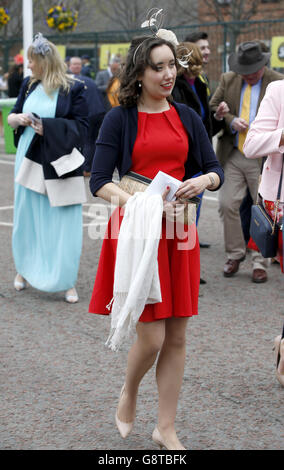 Weibliche Rennfahrer kommen zum Ladies Day des Crabbie's Grand National Festivals auf der Aintree Racecourse, Liverpool. Stockfoto