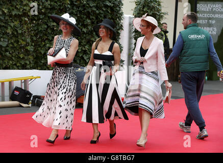 Weibliche Rennfahrer kommen zum Ladies Day des Crabbie's Grand National Festivals auf der Aintree Racecourse, Liverpool. Stockfoto