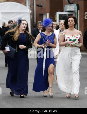 Weibliche Rennfahrer kommen zum Ladies Day des Crabbie's Grand National Festivals auf der Aintree Racecourse, Liverpool. Stockfoto