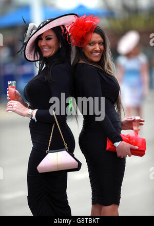 Ladies Day - Crabbie des Grand National Festival - Aintree Racecourse Stockfoto