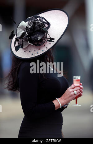 Ladies Day - Crabbie's Grand National Festival - Aintree Racecourse. Eine weibliche Rennfahrerin beim Ladies Day des Crabbie's Grand National Festivals auf der Aintree Racecourse, Liverpool. Stockfoto