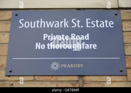 Ein Schild am Southwark Street Estate in Süd-London, nachdem am Donnerstag die Überreste von PC Gordon Semple, 59, auf einem Grundstück auf dem Anwesen gefunden wurden. Stockfoto