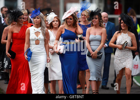 Weibliche Rennfahrerinnen beim Ladies Day des Crabbie's Grand National Festivals auf der Aintree Racecourse, Liverpool. Stockfoto