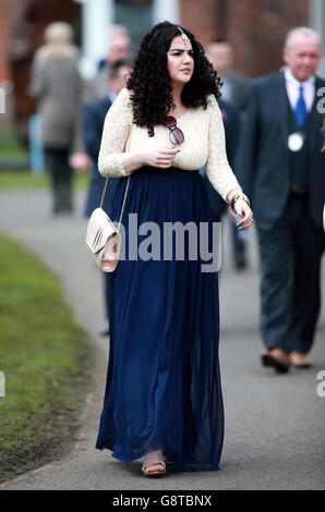 Eine weibliche Rennfahrerin beim Ladies Day des Crabbie's Grand National Festivals auf der Aintree Racecourse, Liverpool. Stockfoto