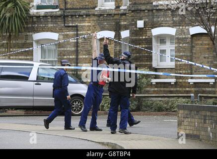 Ein Polizeikordon im Southwark Street Estate in Süd-London, nachdem die Überreste von PC Gordon Semple, 59, auf einem Grundstück auf dem Anwesen am Donnerstag gefunden wurden. Stockfoto