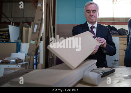 Schattenkanzler John McDonnell bei einem Besuch in Building BloQs, Londons größtem offenen Workshop für Start-up-Unternehmen in den Bereichen Technologie, Design und Textilien. Stockfoto