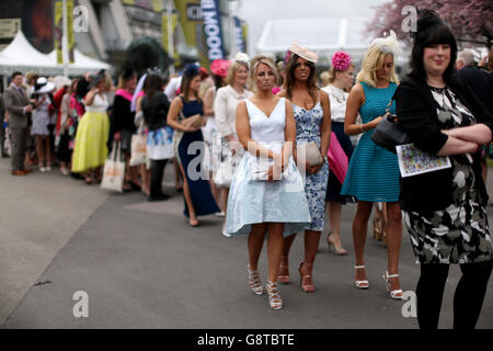 Weibliche Rennfahrerinnen beim Ladies Day des Crabbie's Grand National Festivals auf der Aintree Racecourse, Liverpool. Stockfoto