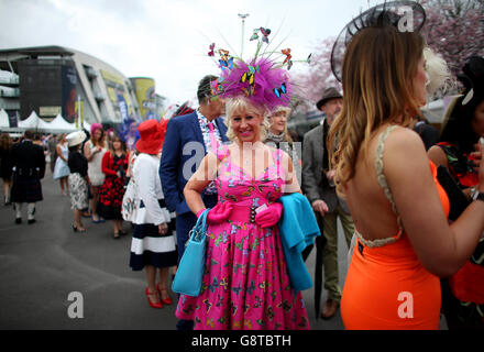 Eine weibliche Rennfahrerin beim Ladies Day des Crabbie's Grand National Festivals auf der Aintree Racecourse, Liverpool. Stockfoto