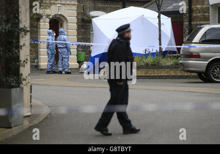 Polizeiforensische Offiziere in der Nähe des Eingangs zur Southwark Street Estate in Südlondon, nachdem die Überreste von PC Gordon Semple, 59, auf einem Grundstück auf dem Anwesen am Donnerstag gefunden wurden. Stockfoto