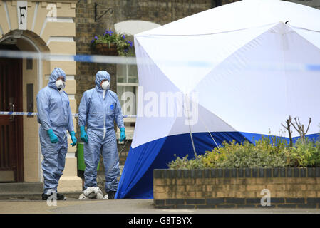 Polizeiforensische Offiziere in der Nähe des Eingangs zur Southwark Street Estate in Südlondon, nachdem die Überreste von PC Gordon Semple, 59, auf einem Grundstück auf dem Anwesen am Donnerstag gefunden wurden. Stockfoto