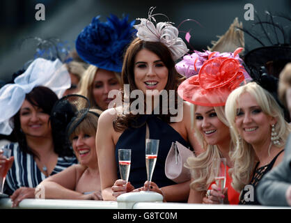 Die weiblichen Rennfahrer trackside während des Ladies Day des Crabbie's Grand National Festival auf der Aintree Racecourse, Liverpool. Stockfoto