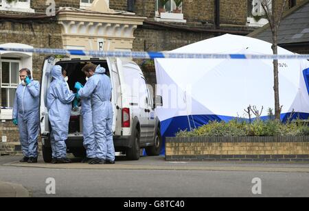 Polizeiforensische Offiziere in der Nähe des Eingangs zur Southwark Street Estate in Südlondon, nachdem die Überreste von PC Gordon Semple, 59, auf einem Grundstück auf dem Anwesen am Donnerstag gefunden wurden. Stockfoto