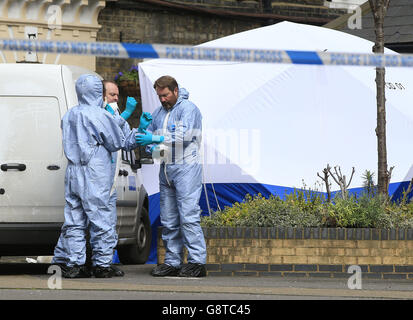 Polizeiforensische Offiziere in der Nähe des Eingangs zur Southwark Street Estate in Südlondon, nachdem die Überreste von PC Gordon Semple, 59, auf einem Grundstück auf dem Anwesen am Donnerstag gefunden wurden. Stockfoto