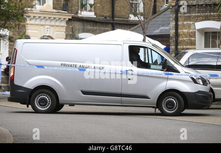 Ein privater Krankenwagen auf dem Southwark Street Estate in Südlondon, nachdem am Donnerstag die Überreste von PC Gordon Semple, 59, auf einem Grundstück auf dem Anwesen gefunden wurden. Stockfoto