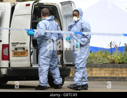 Polizeiforensische Offiziere in der Nähe des Eingangs zur Southwark Street Estate in Südlondon, nachdem die Überreste von PC Gordon Semple, 59, auf einem Grundstück auf dem Anwesen am Donnerstag gefunden wurden. Stockfoto