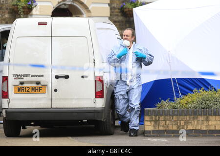 Polizeiforensische Offiziere in der Nähe des Eingangs zur Southwark Street Estate in Südlondon, nachdem die Überreste von PC Gordon Semple, 59, auf einem Grundstück auf dem Anwesen am Donnerstag gefunden wurden. Stockfoto