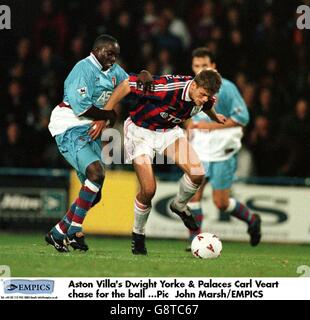 Fußball - FA Carling Premiership - Crystal Palace / Aston Villa. Dwight Yorke von Aston Villa (links) hält sich an Carl Veart von Crystal Palace (Mitte) fest, um den Ball zu gewinnen Stockfoto