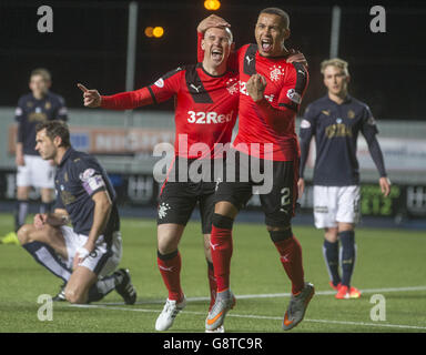 Kenny Miller (links) der Rangers feiert das erste Tor seiner Mannschaft mit Teamkollege James Tavernier während des Ladbrokes Scottish Championship-Spiels im Falkirk Stadium. Stockfoto