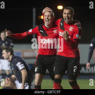 Kenny Miller (links) der Rangers feiert das erste Tor seiner Mannschaft mit Teamkollege James Tavernier während des Ladbrokes Scottish Championship-Spiels im Falkirk Stadium. Stockfoto