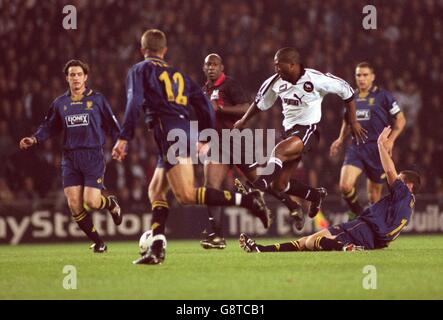 Fußball - FA Carling Premiership - Derby County / Wimbledon. Dean Sturridge von Derby County (zweite rechts) wird durch die Wimbledon-Verteidigung anklagen Stockfoto